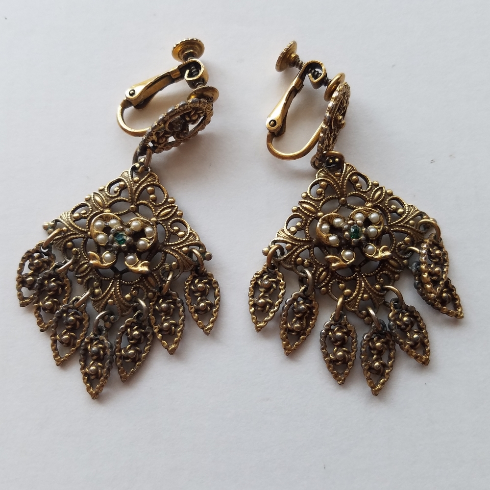 VINTAGE  DANGLE SCREW  BACK EARRINGS  PEARL
